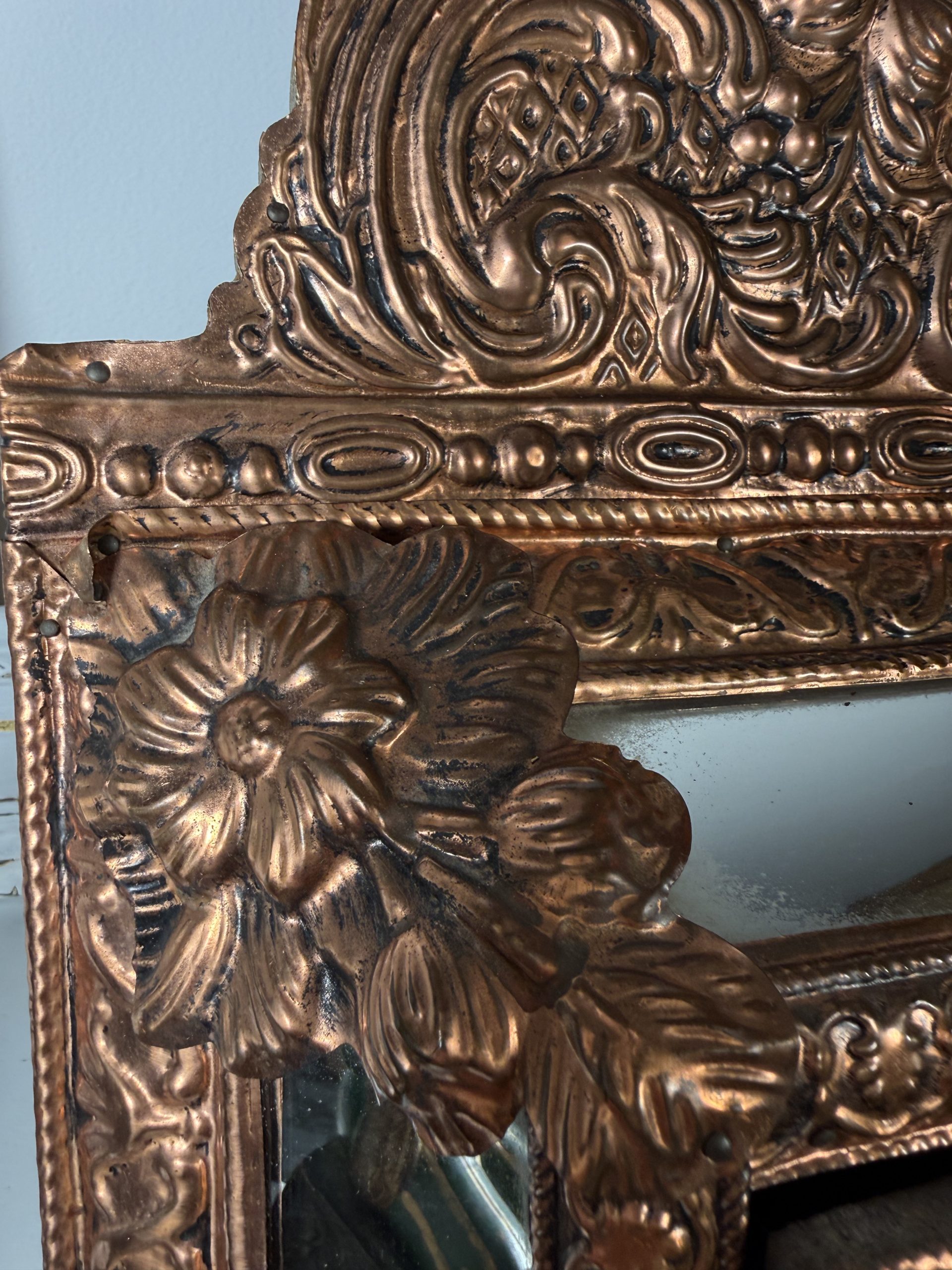 Espejo de latón con armario central